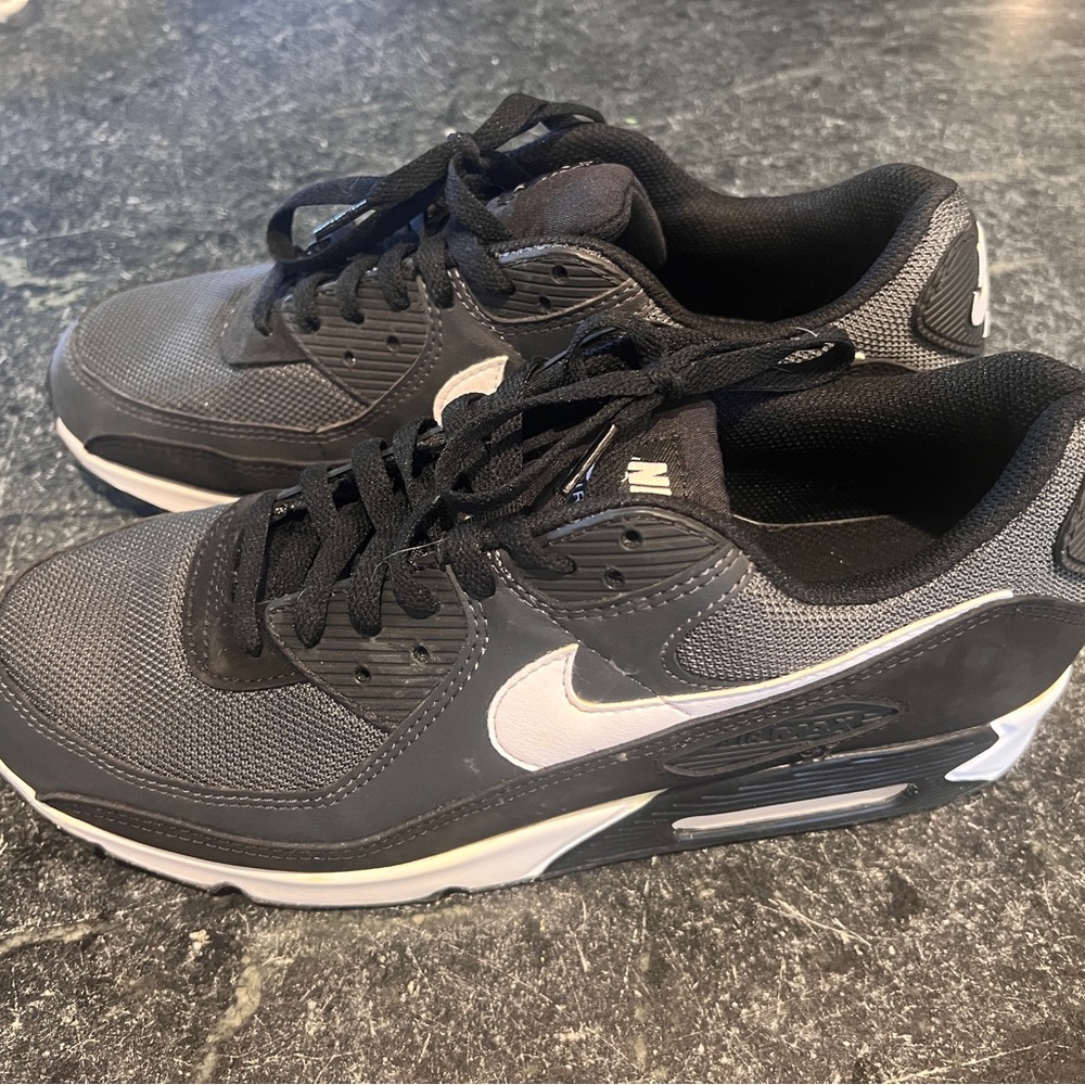 Nike Air Men’s 11.5 Black and White Athletic Shoes
